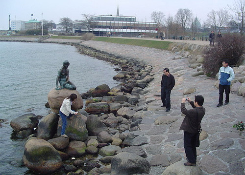 La sirenita de Copenhague, según el cuento de Andersen, a orillas del Mar Báltico en esa Bella Ciudad.
